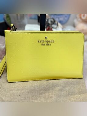 Kate Spade New York Lucy Medium L-Zip Saffiano Leather Wristlet
